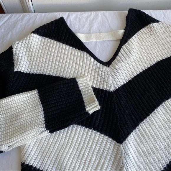 Chevron Laced Sweater Black & White Med - Picture 7 of 11